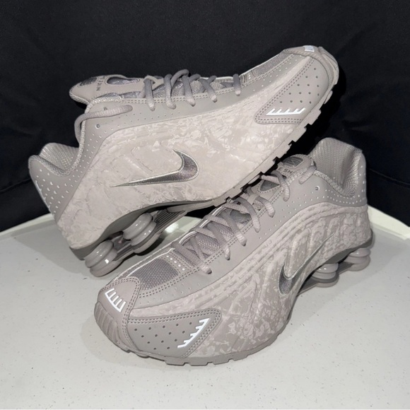 Nike Shox R4 College Grey Flat Pewter HV0934-001 Women Sz 11 Men Sz 9.5 NWOB - Picture 1 of 6